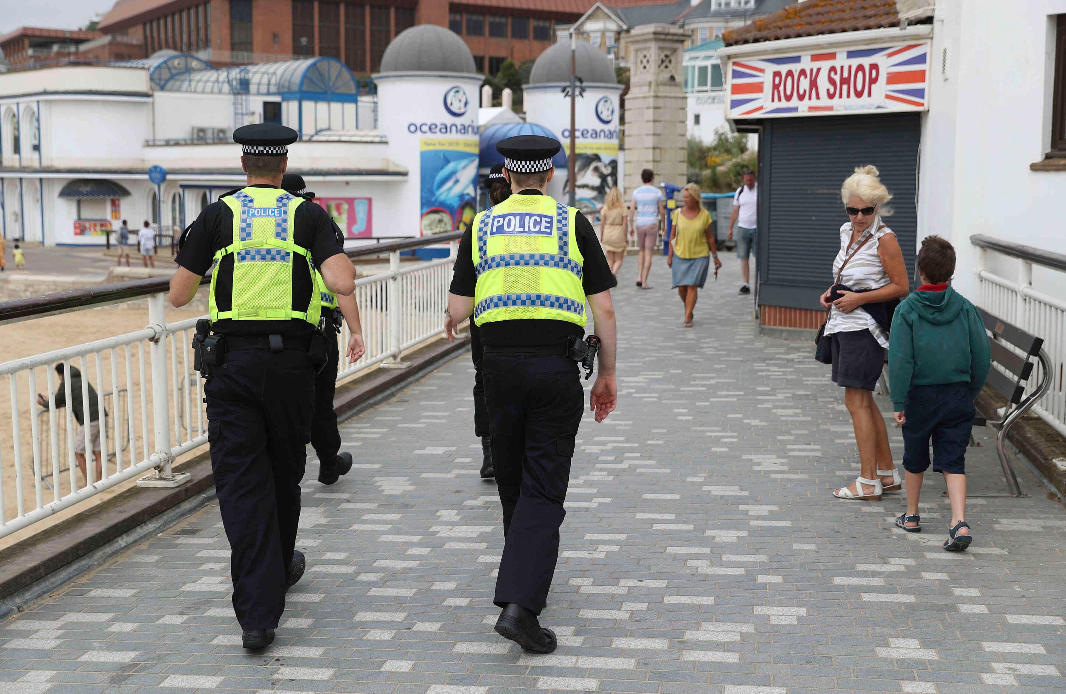 La policía patrulla las playas, pero los visitantes hacen caso omiso a las medidas de distanciamiento social decretadas al autorizar el regreso a estos lugares.