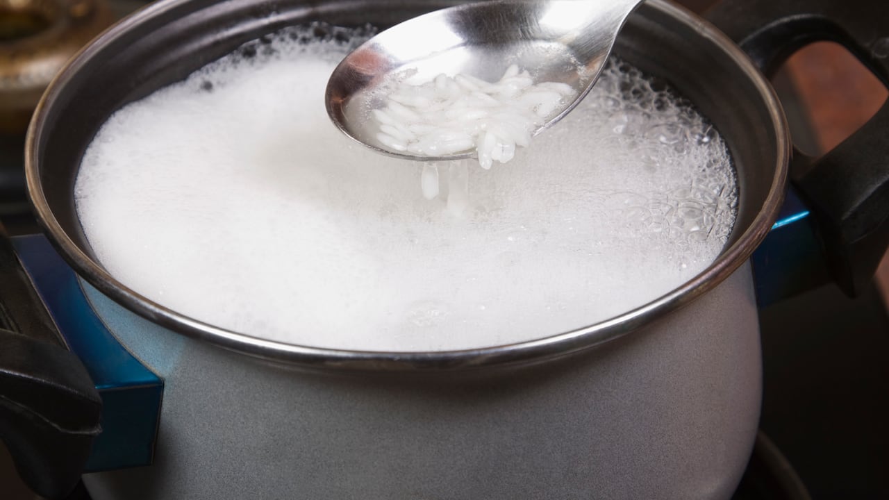 Es necesario no atestar la nevera de alimentos para que el frío circule.