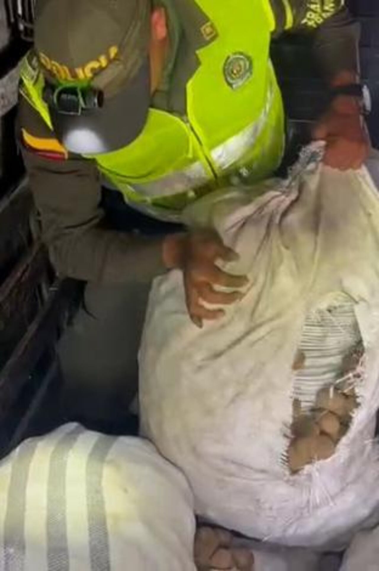 Descubren a hombre transportando material explosivo.