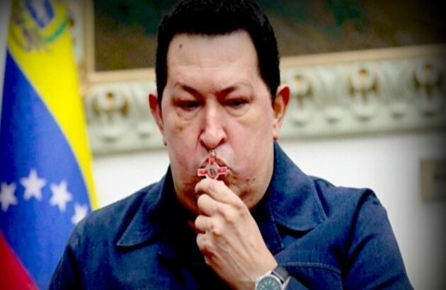 De las últimas fotos conocidas de Hugo Chávez con sus hijas Maria Gabriela (Izq.) y Rosa Virginia (Der.) el 14 de febrero de 2013.