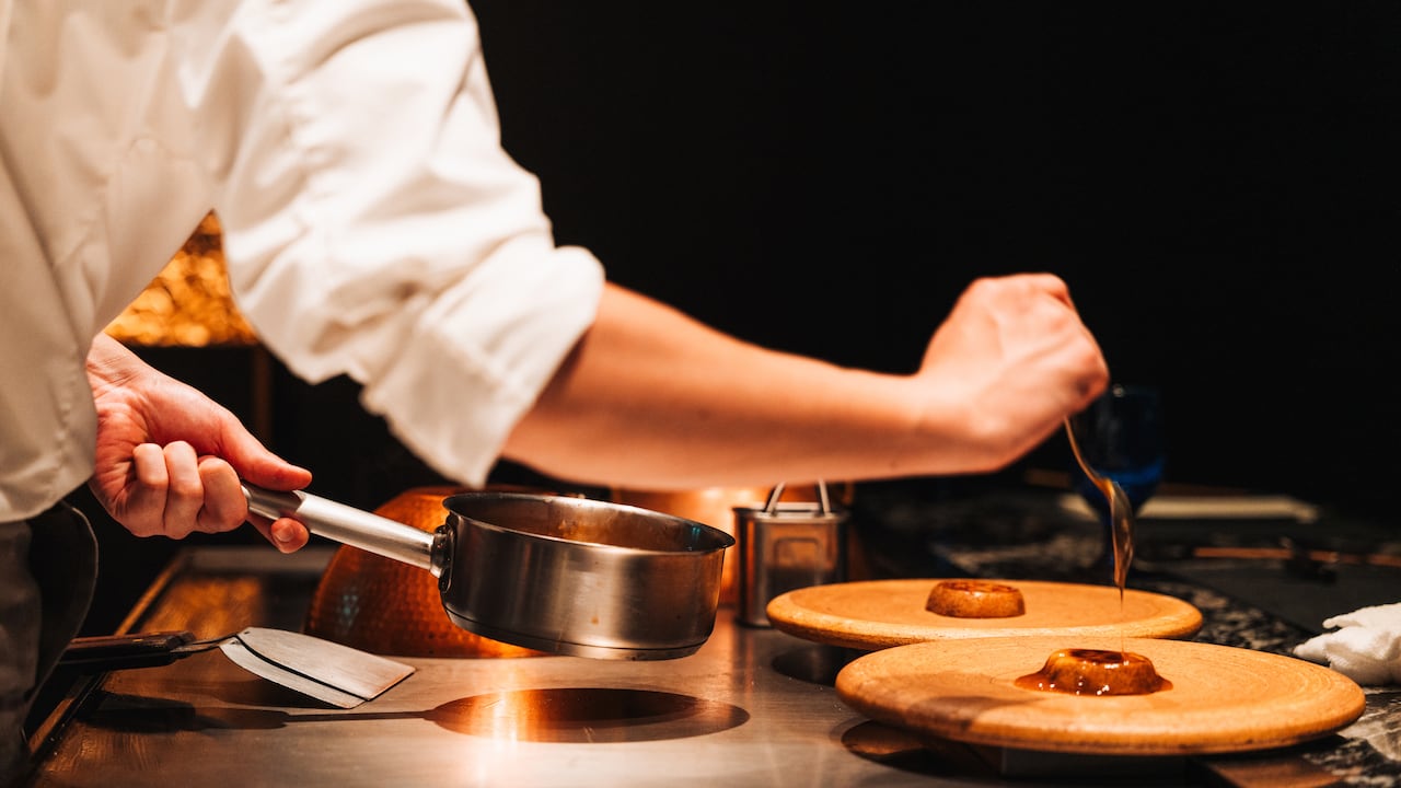 Chef preparando plato