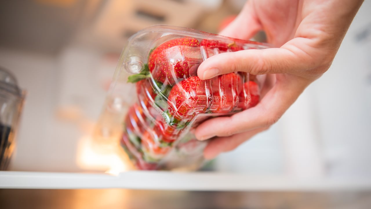 Las fresas se deben guardar en la nevera para conservarlas por más tiempo.