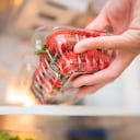 Las fresas se deben guardar en la nevera para conservarlas por más tiempo.