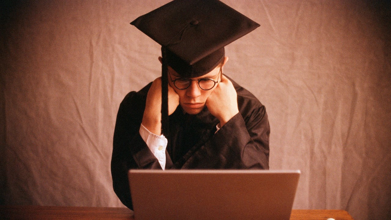 El desempleo juvenil supera ampliamente la tasa general en varios países y se ha convertido en una fuente de creciente malestar social.