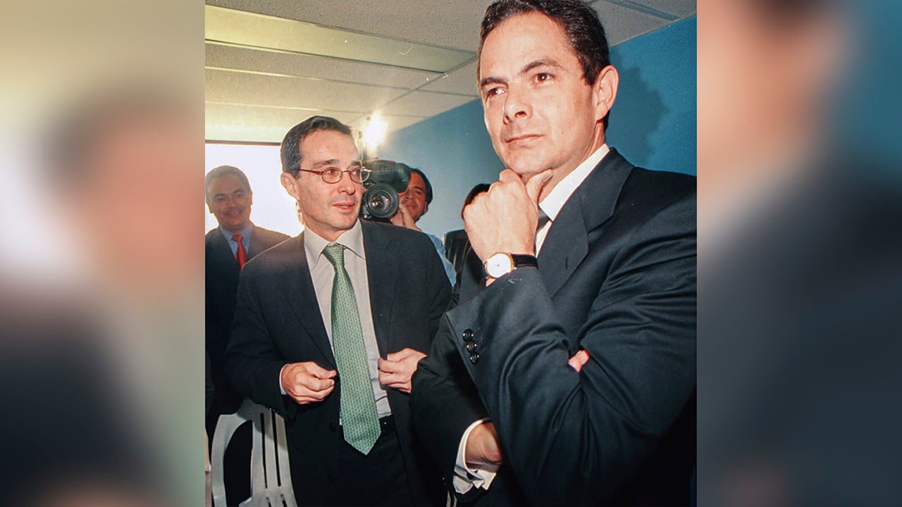Vargas Lleras tuvo buenas relaciones con diferentes sectores políticos. En la foto, con Álvaro Uribe Vélez. 