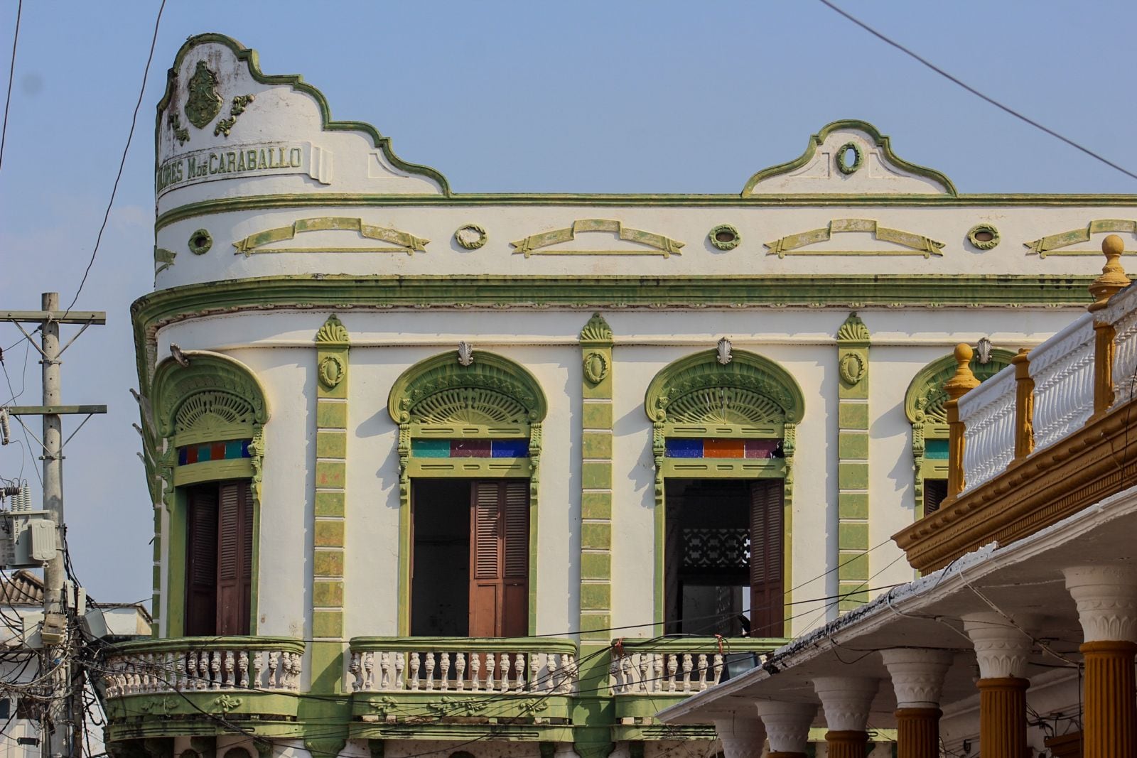 Los edificios en Lorica cuentan con una arquitectura de tendencia republicana tardía de evidente interés estético y artístico.