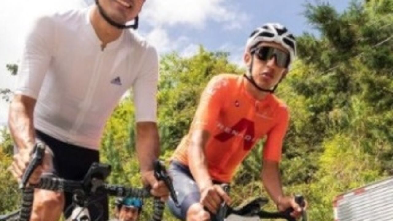 Camilo Castiblanco y Egan Bernal en entrenamiento juntos por las carreteras de Colombia