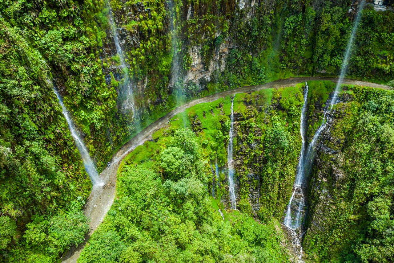 La carretera de los Yungas conecta a La Paz, Bolivia, con la selva amazónica.