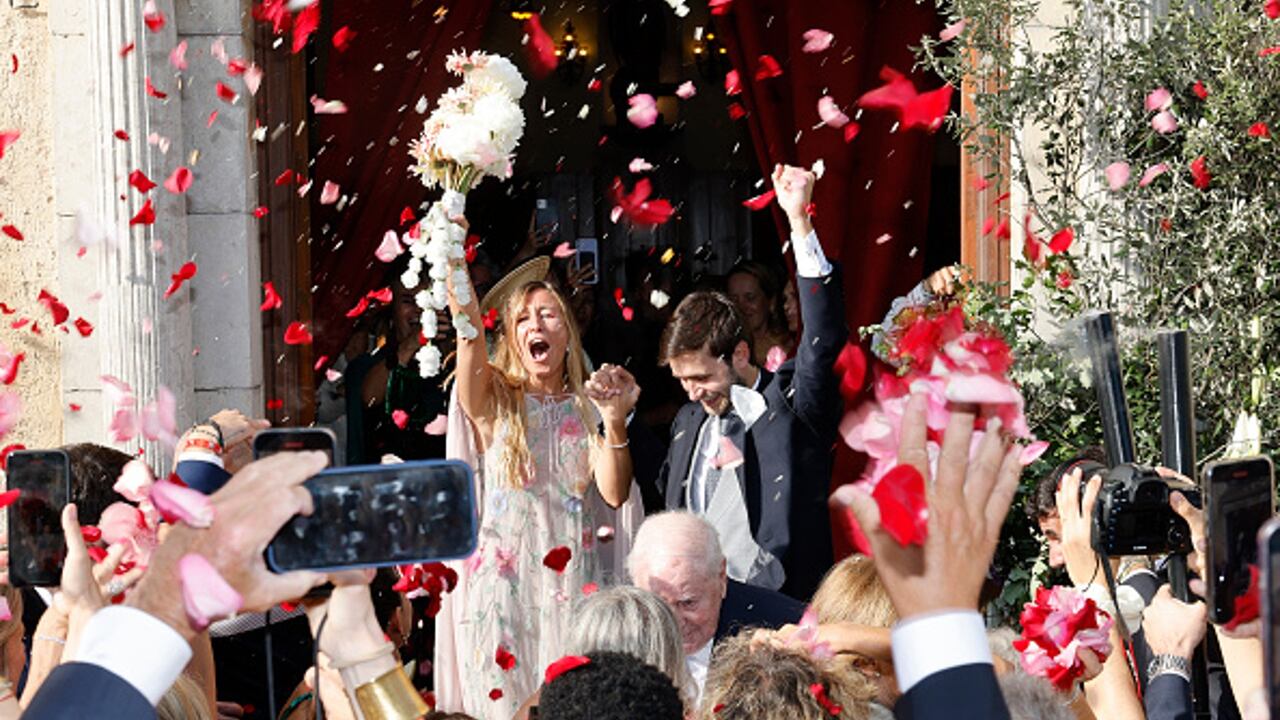 Marc Pique y Maria Valls se van como marido y mujer de la Parroquia Sant Vicenç de Montalt, el 23 de junio de 2023, en Sant Vicenç de Montalt, España. (Foto de David Oller/Europa Press vía Getty Images)