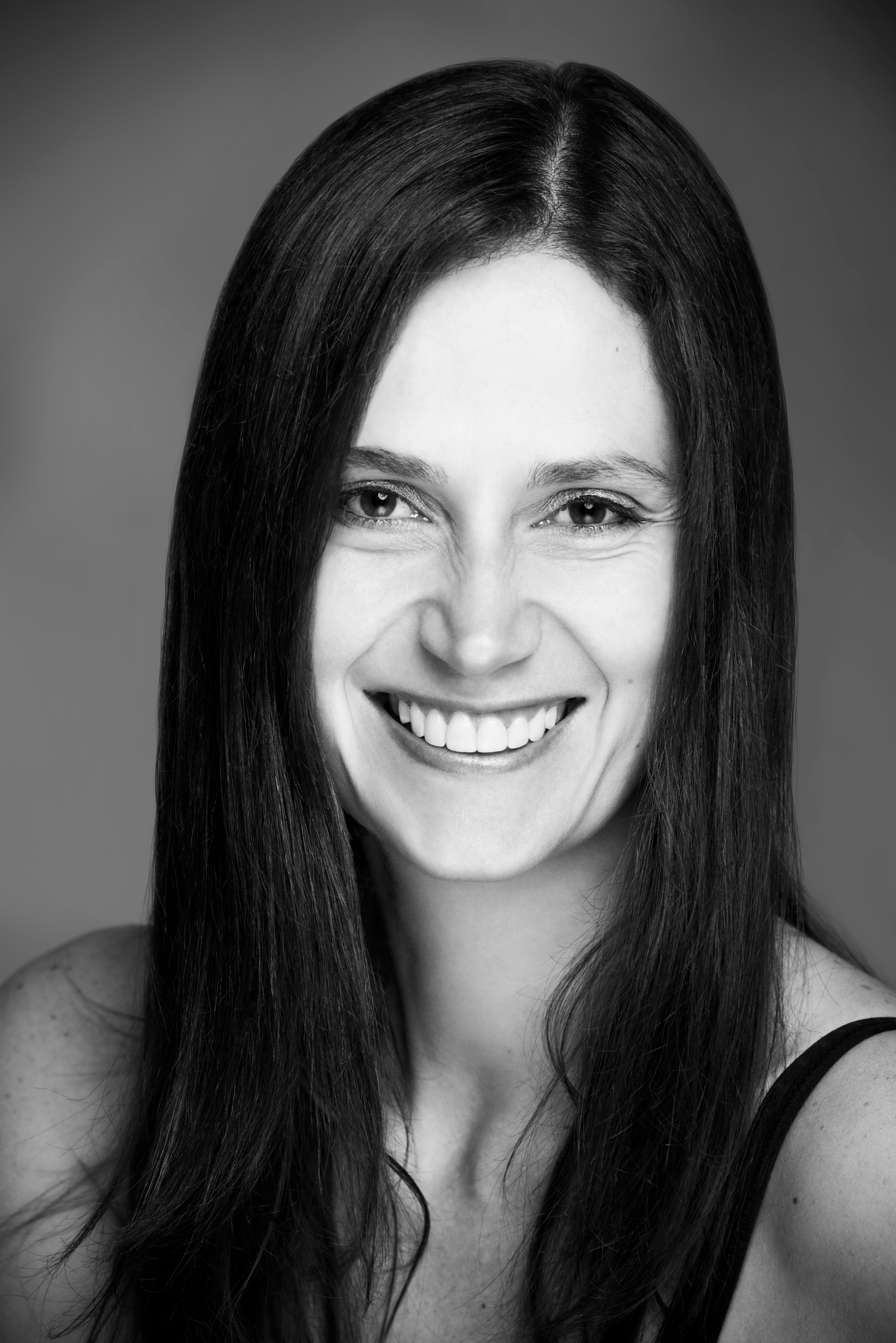 Marta Orrantia regresa al país a presentar “Juego de té”, y se le midió a responder nuestro cuestionario Arcadia/FILBo.