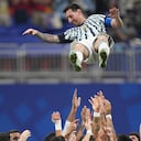 Los jugadores argentinos lanzan al aire a su compañero Lionel Messi (10) mientras celebran después del partido de octavos de final de la Copa del Mundo entre Argentina y Egipto, en Atlanta, el martes 7 de julio de 2026.