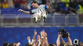 Los jugadores argentinos lanzan al aire a su compañero Lionel Messi (10) mientras celebran después del partido de octavos de final de la Copa del Mundo entre Argentina y Egipto, en Atlanta, el martes 7 de julio de 2026.