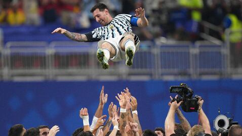Los jugadores argentinos lanzan al aire a su compañero Lionel Messi (10) mientras celebran después del partido de octavos de final de la Copa del Mundo entre Argentina y Egipto, en Atlanta, el martes 7 de julio de 2026.