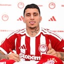Gustavo Puerta firmando su contrato como nuevo jugador de Olympiacos