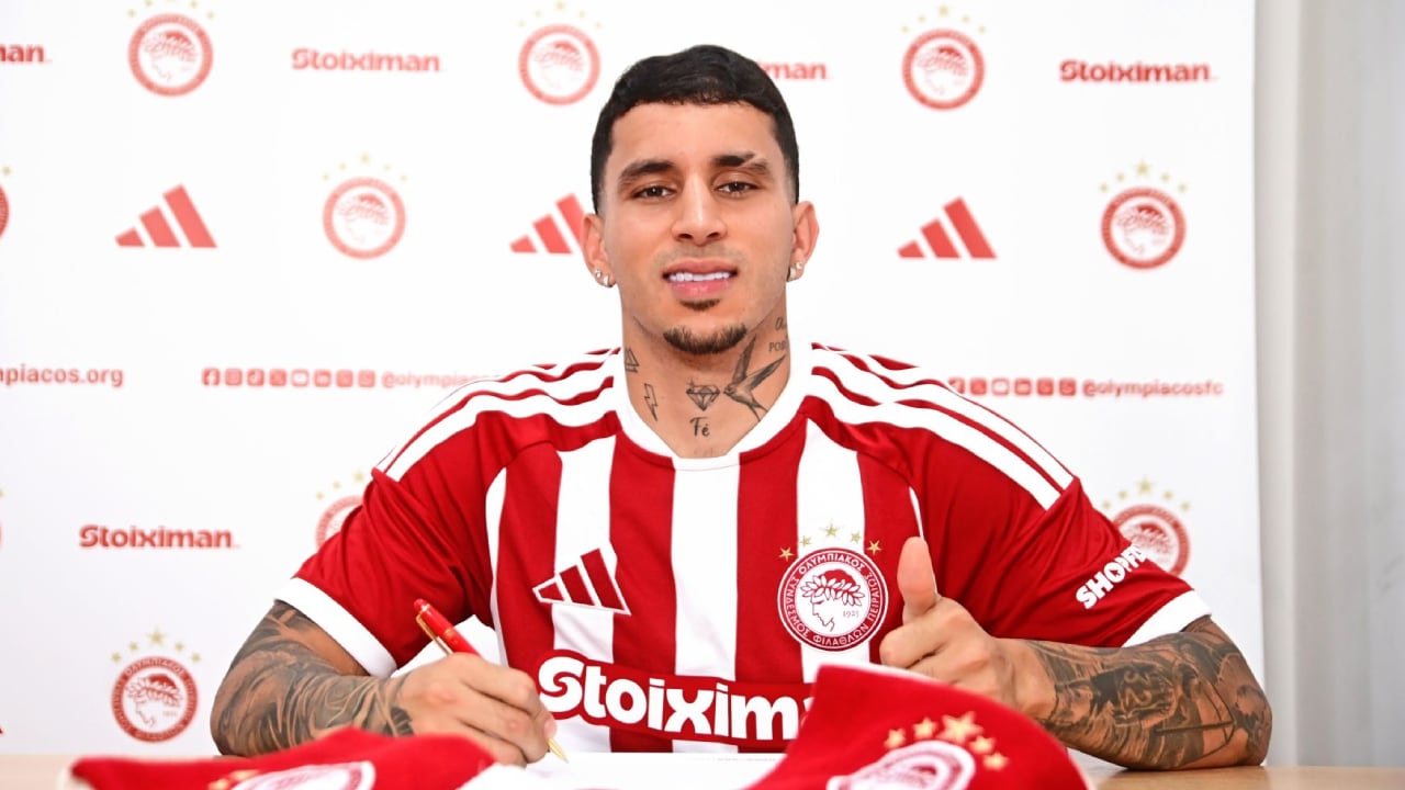 Gustavo Puerta firmando su contrato como nuevo jugador de Olympiacos