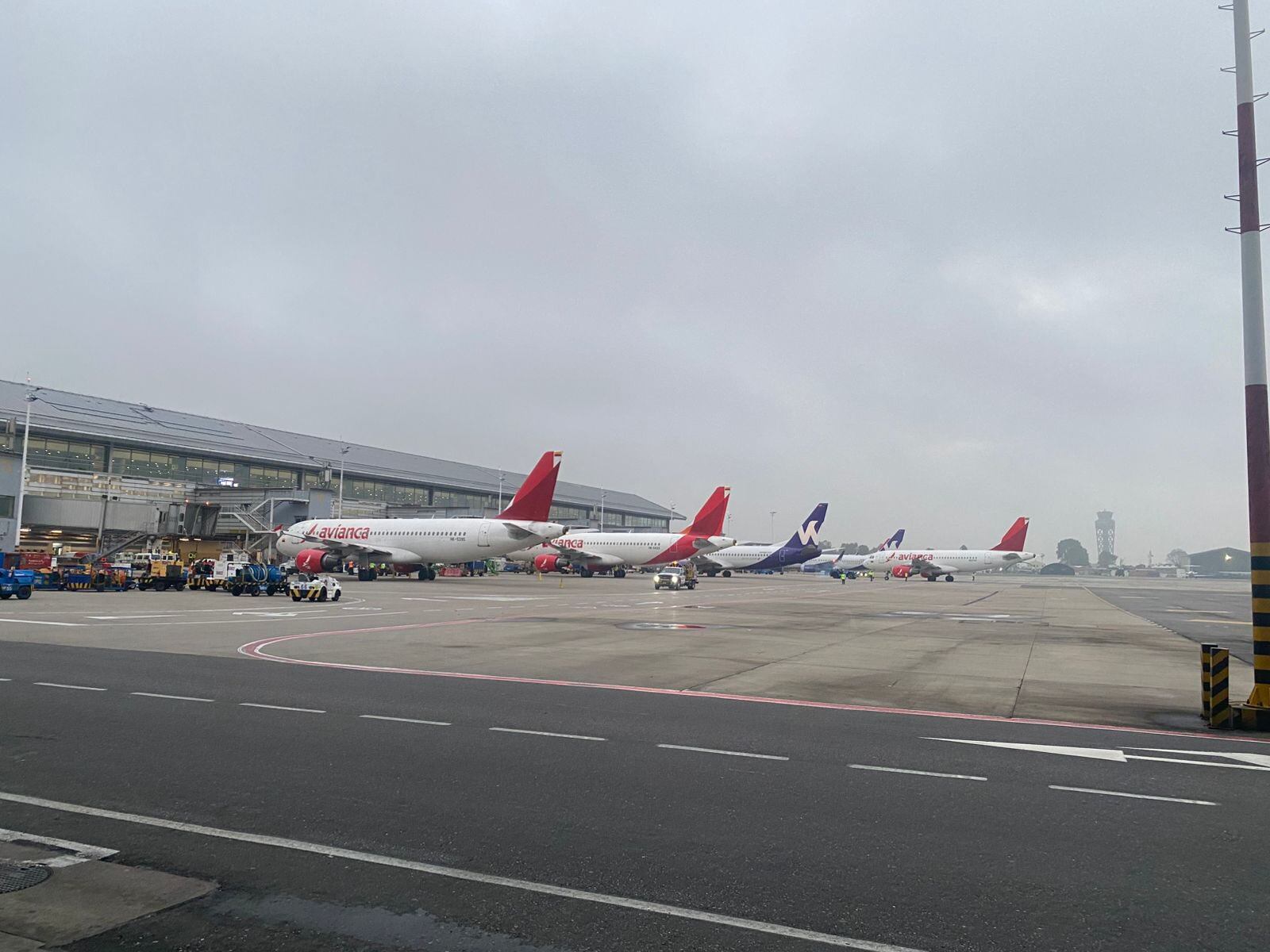 Problemas en El Dorado por la poca visibilidad que hay para los pilotos.