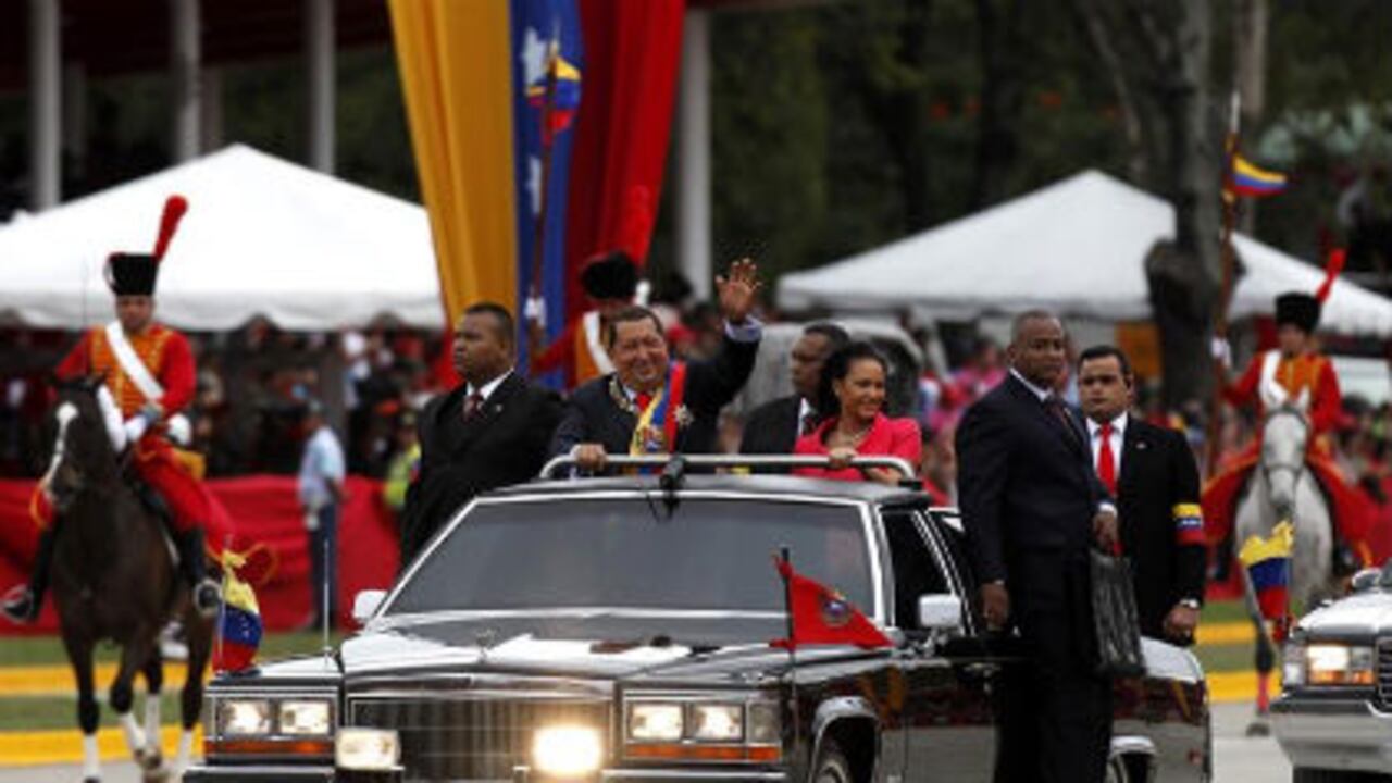 El presidente venezolano, Hugo Chávez, llega al Paseo de los Próceres, en el centro de Caracas, al desfile militar por el 20 aniversario del intento de golpe de Estado que lideró hace 20 años.