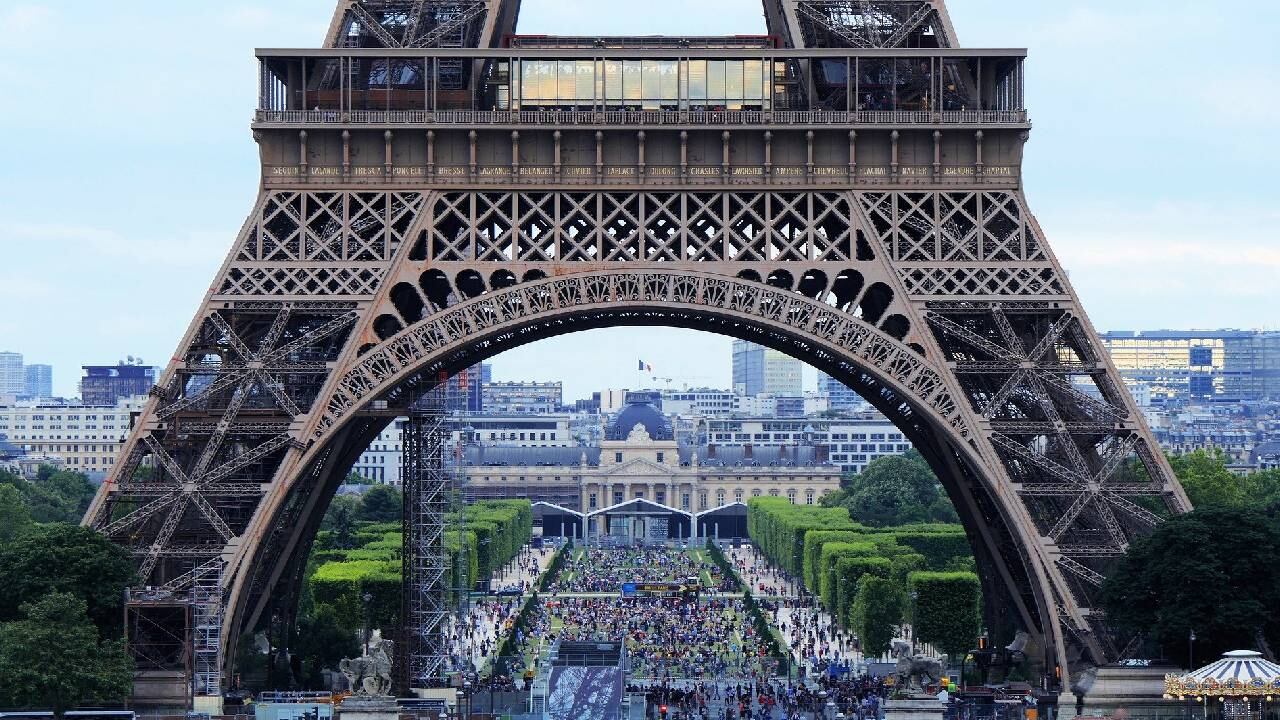 Francia registró cifra récord de casos de coronavirus tras la llegada de ómicron a su territorio.