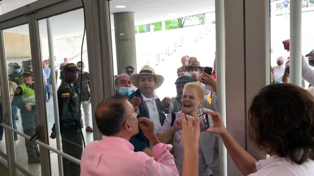 Grupo de ciudadanos rechaza cónclave del Pacto Histórica en Medellín.