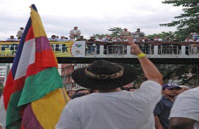 De los pocos que aún estaban frente al Centro Administrativo Municipal, algunos empezaron a gritale a Uribe "paraco" y "marica". 