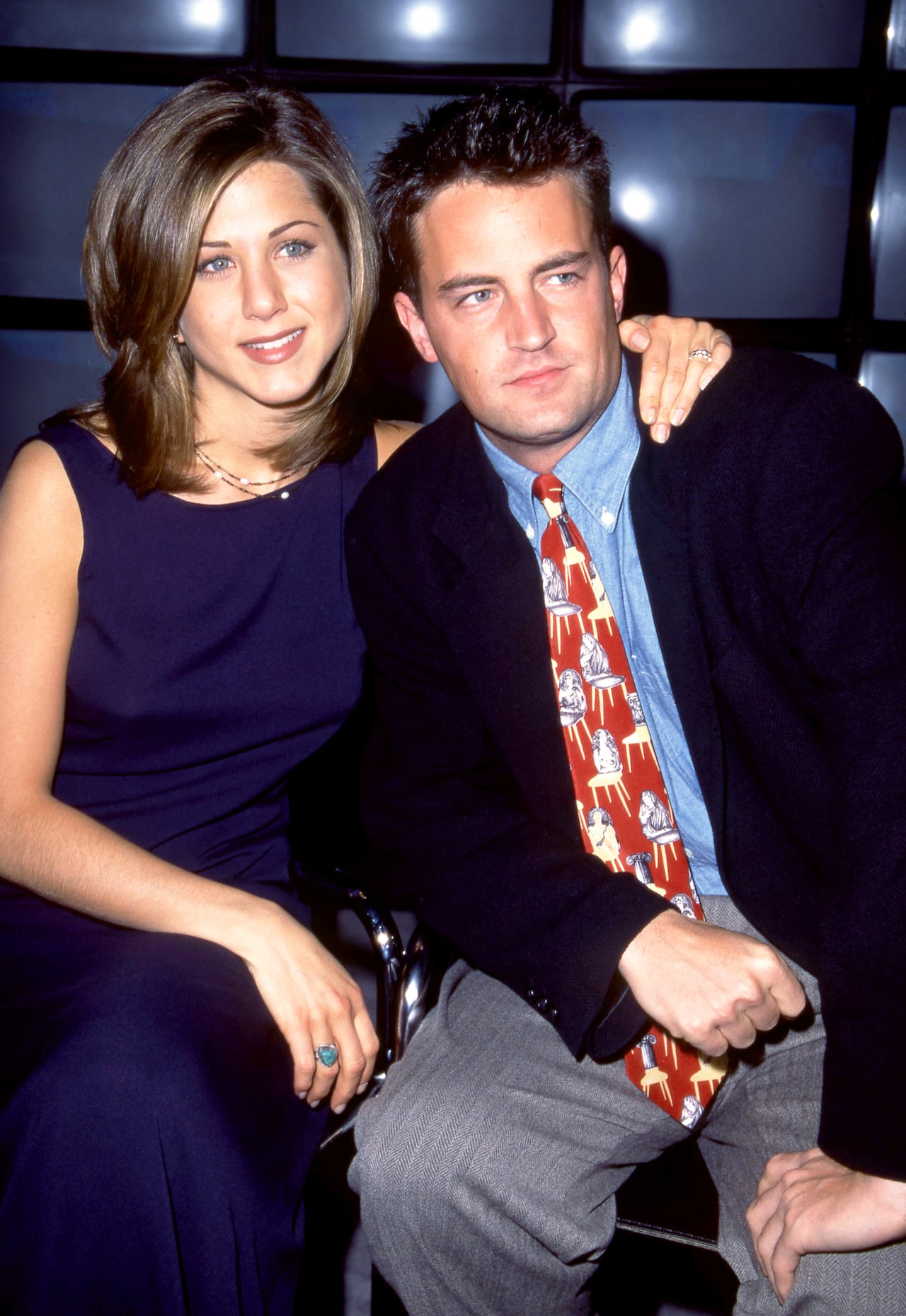 NUEVA YORK, NY - 1995: La actriz y productora estadounidense Jennifer Aniston y el actor, comediante y productor canadiense-estadounidense Matthew Perry de la comedia televisiva Friend's asisten a la vista previa de otoño de NBC de 1995 alrededor de 1995 en el Lincoln Center en Nueva York, Nueva York. York. (Foto de Ron Davis/Getty Images)