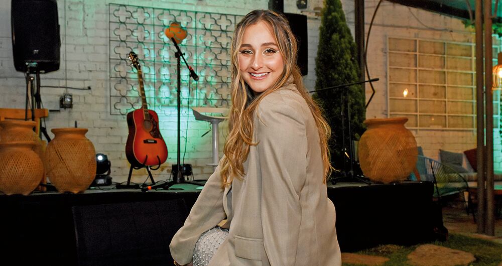  La intérprete, de 23 años, busca abrirse paso en la industria musical para cantarles a las mujeres del país. Aborda los problemas sociales a través de sus letras.