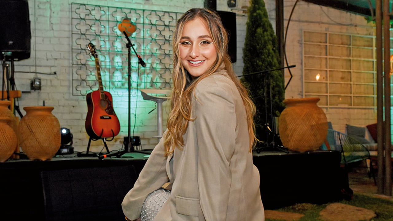 La intérprete, de 23 años, busca abrirse paso en la industria musical para cantarles a las mujeres del país. Aborda los problemas sociales a través de sus letras.