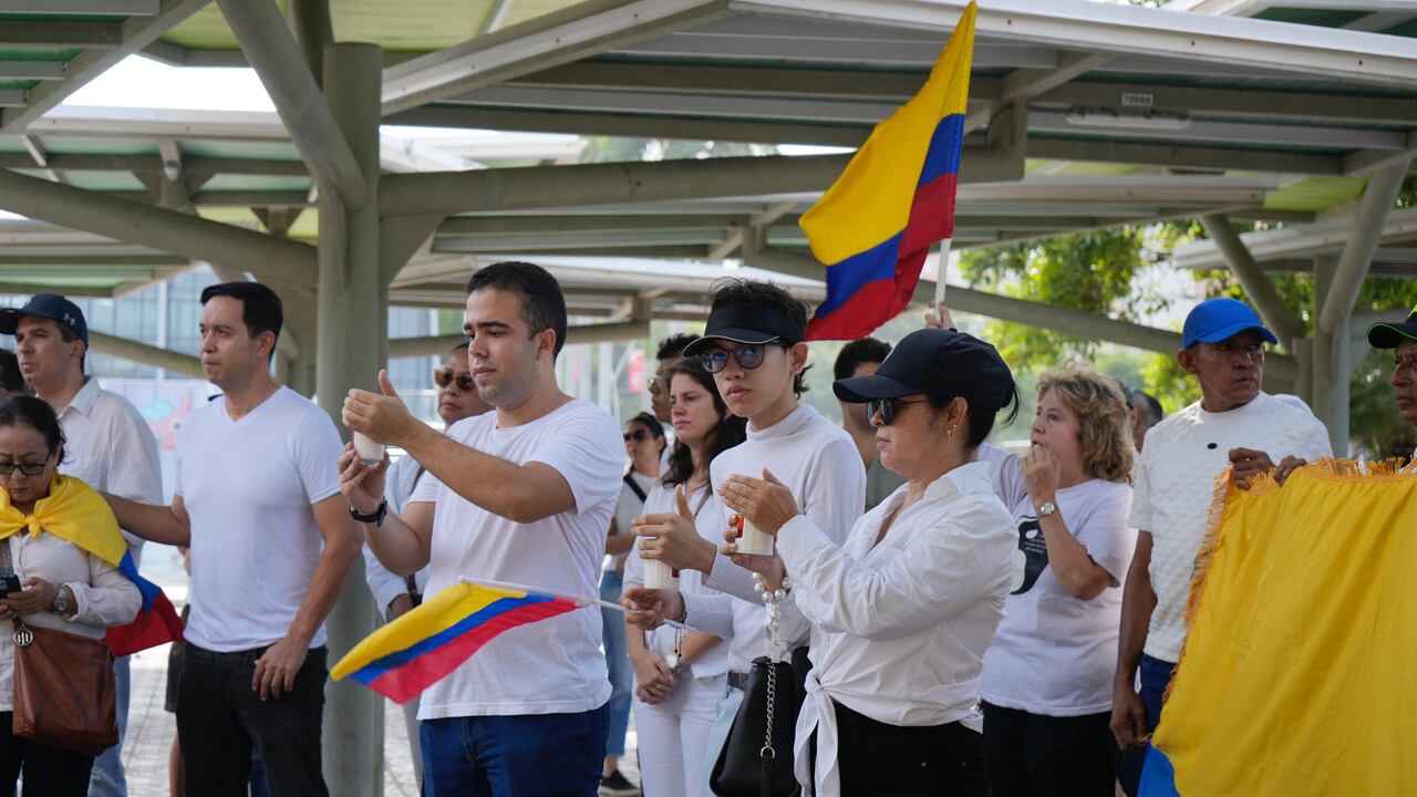 Grupo de personas orando por la salud de Miguel Uribe Turbay en Barranquilla.