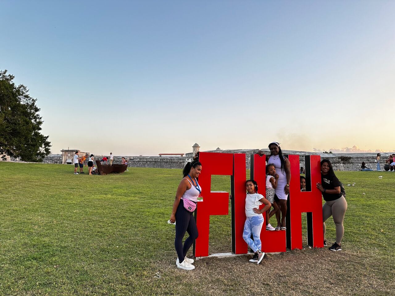 Algunos visitantes, frustrados, deambulan por la feria cuando se quedan sin estos libros y terminan yéndose a comprar un helado. Caminan la cuesta del Morro-Cabaña hasta los buses de línea circular que habilitan para conectar Centro Habana con la feria y se van. Otros, se compran un helado e ingresan a formar parte del segundo circuito literario de la feria: la conversación.