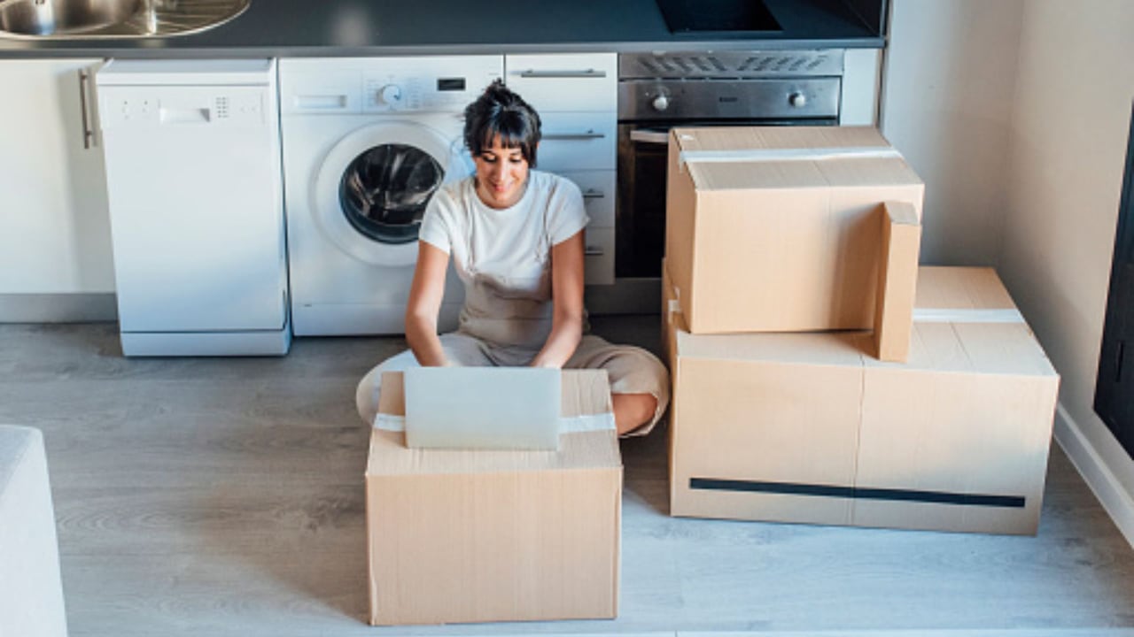 Uno de los principales riesgos al guardar un electrodoméstico es la acumulación de humedad y polvo.