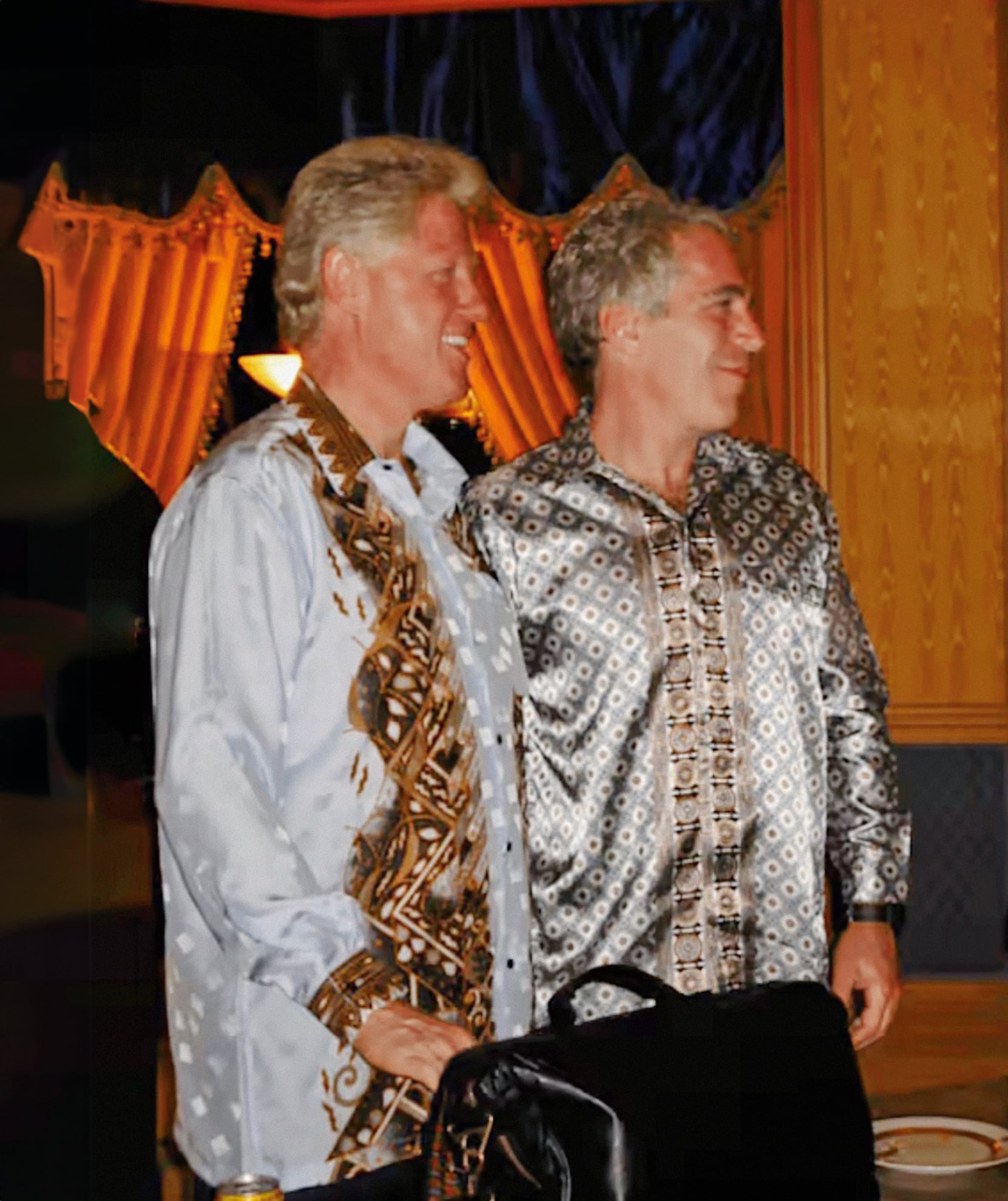 Bill Clinton aparece múltiples veces departiendo con mujeres, artistas famosos y con el propio Epstein en los archivos. Dice que nunca fue a la isla del criminal, pero un exempleado de la casa dice haberlo visto allí.