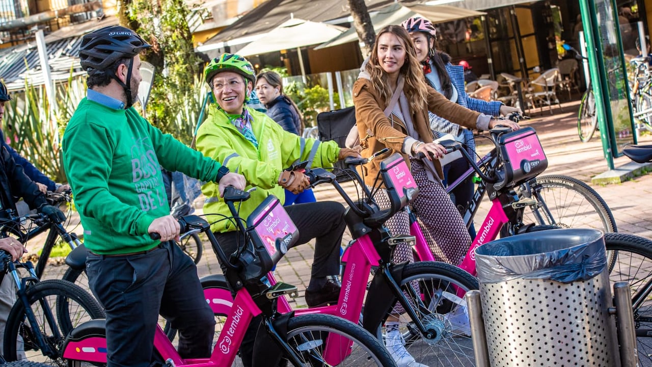 La alcaldesa Claudia López hizo un recorrido cerca al Parque El Virrey con una de las bicicletas del sistema.