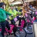 La alcaldesa Claudia López hizo un recorrido cerca al Parque El Virrey con una de las bicicletas del sistema.