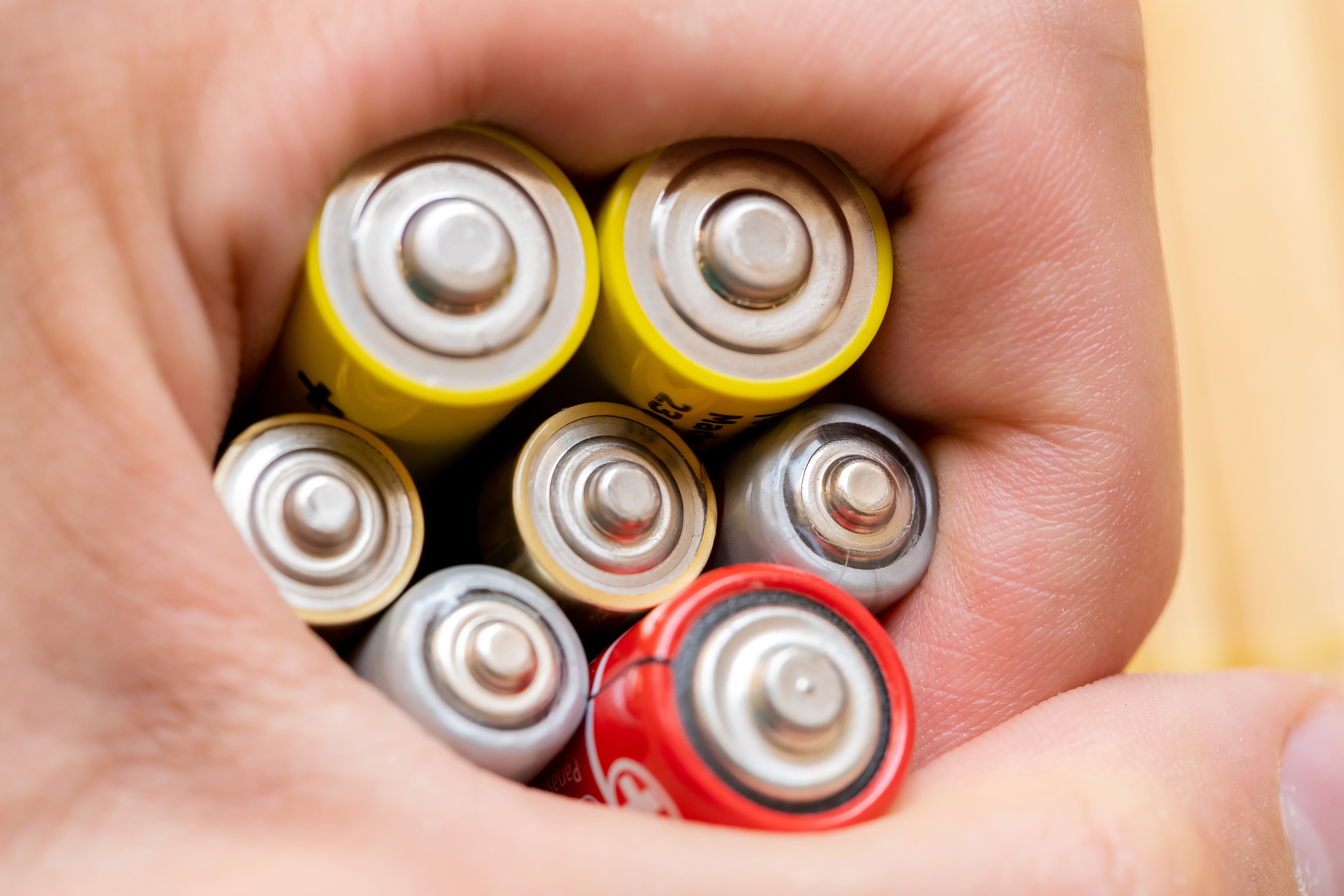 La disposición inadecuada de las pilas puede contaminar el suelo, el agua y afectar la cadena alimentaria.