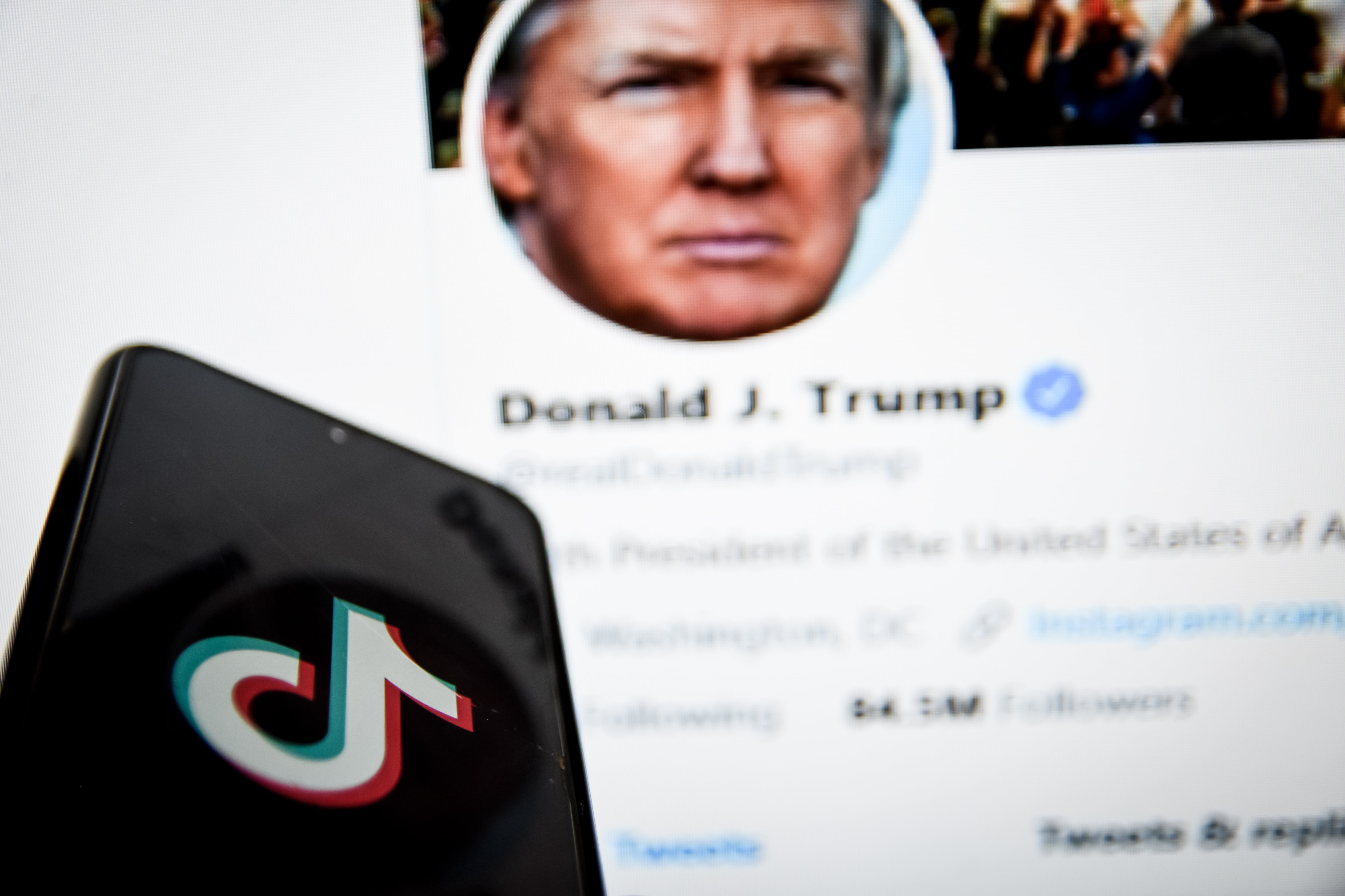 El presidente de EE. UU., Donald Trump, amenaza y planea prohibir la popular aplicación para compartir videos TikTok en Estados Unidos debido a los riesgos para la seguridad.