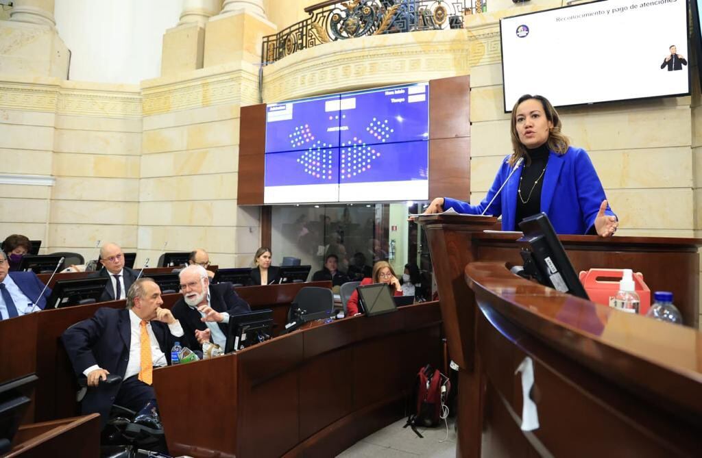 Ministra de Salud y Protección Social, Carolina Corcho, en la plenaria del Senado de Colombia.