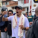 Seguidores se embriagan escuchando las canciones de Darío Gómez a las afueras de Medicina Legal.