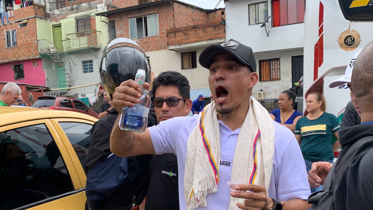 Seguidores se embriagan escuchando las canciones de Darío Gómez a las afueras de Medicina Legal.