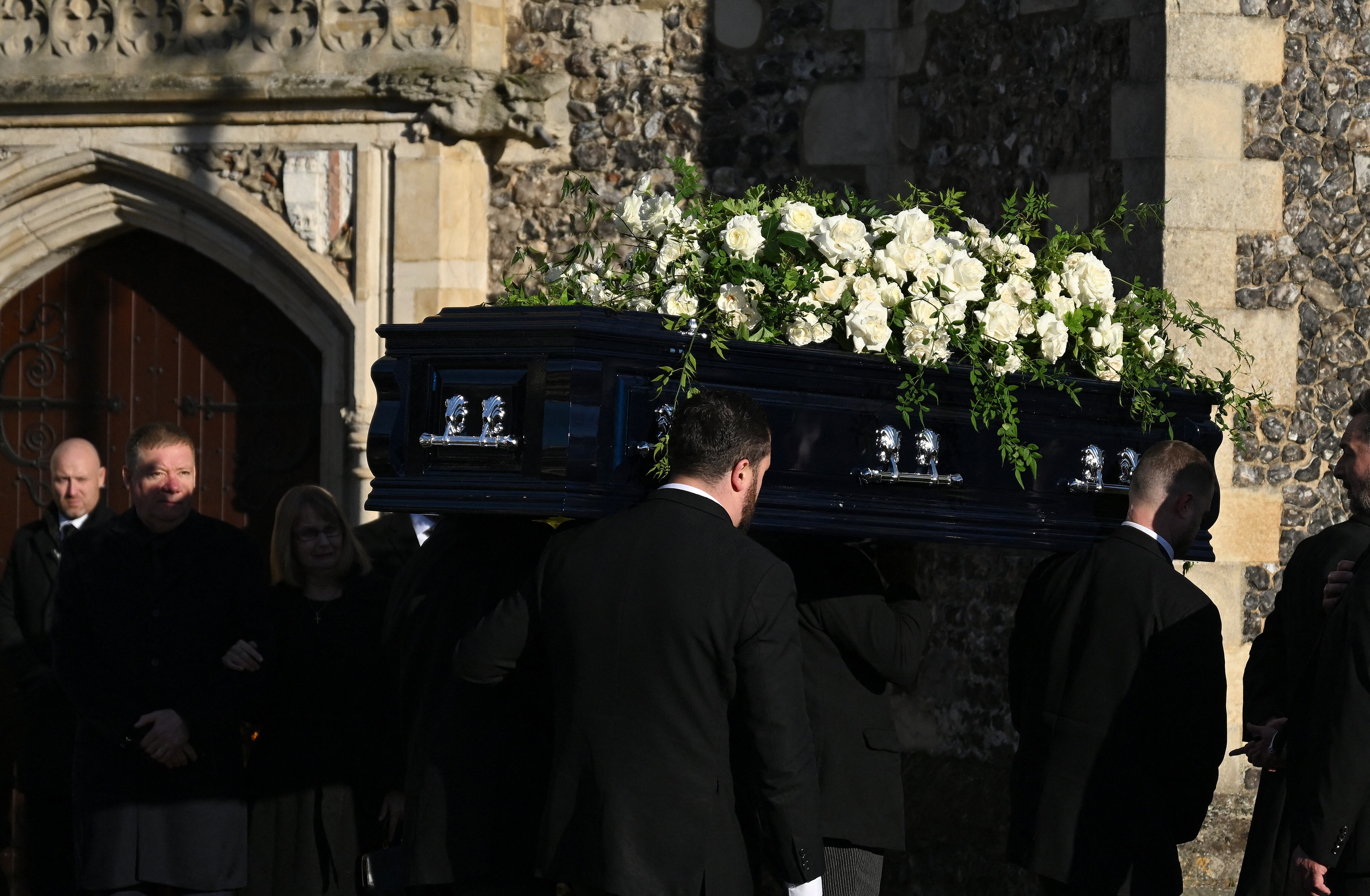 Los portadores del féretro llevan el ataúd del fallecido cantante de One Direction, Liam Payne, antes de su funeral en una iglesia en Home Counties, al oeste de Londres, el 20 de noviembre de 2024.