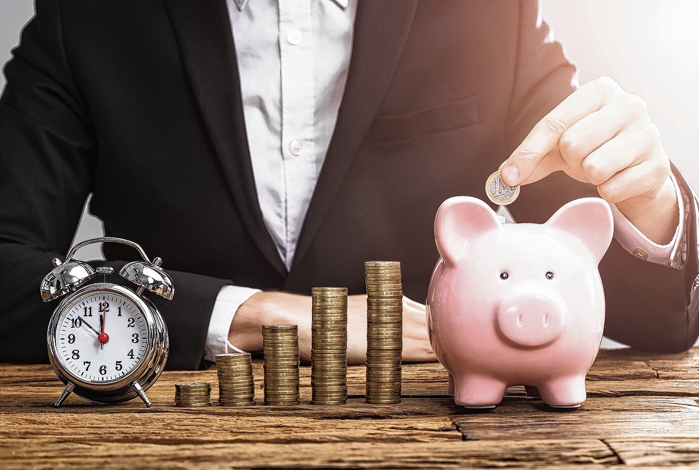 En Colombia, a inicios de año, más de 7 millones de trabajadores se aprestan a recibir unos recursos extra, representados en las cesantías, las cuales consigna la empresa en un fondo. Este dinero es un mecanismo para construir ahorro, a la vez que los protege en caso que queden desempleados.