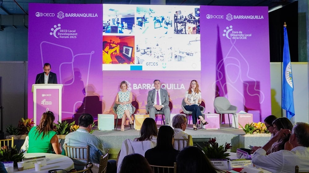 José Consuegra, rector de la Universidad Simón Bolívar, participó en un conversatorio en compañía de Lamia Kamal Chaoui, directora del Centro de Emprendimiento, Pymes, Regiones y Ciudades de la OCDE; Vicky Osorio, directora ejecutiva de ProBarranquilla, y César Parga, jefe de la sección de competitividad, innovación y tecnología de la Organización de los Estados Americanos (OEA).