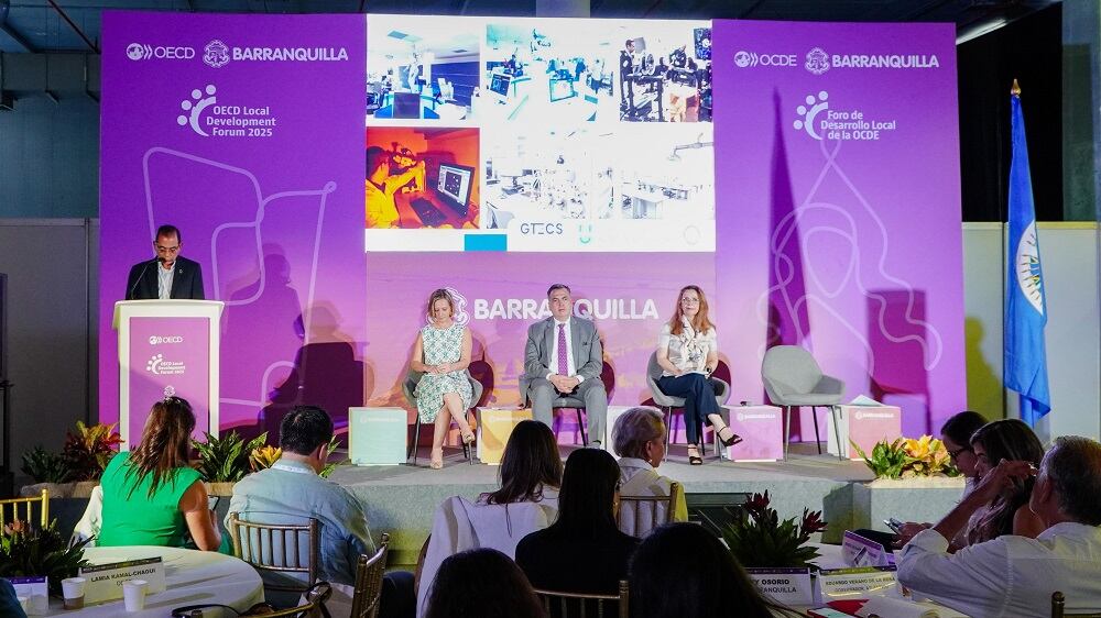 José Consuegra, rector de la Universidad Simón Bolívar, participó en un conversatorio en compañía de Lamia Kamal Chaoui, directora del Centro de Emprendimiento, Pymes, Regiones y Ciudades de la OCDE; Vicky Osorio, directora ejecutiva de ProBarranquilla, y César Parga, jefe de la sección de competitividad, innovación y tecnología de la Organización de los Estados Americanos (OEA).