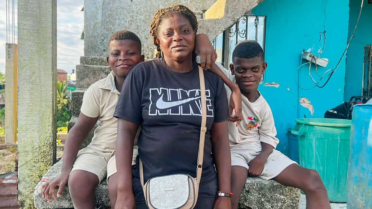 Emilse Moreno Mena, junto a sus hijos Denilson, de 11 años, y Danilson, de 17, tendrán que buscar un nuevo hogar.