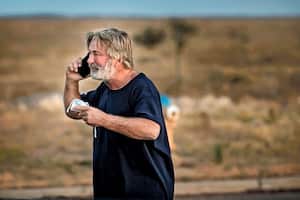 Alec Baldwin habla por teléfono en el estacionamiento frente a la Oficina del Sheriff del Condado de Santa Fe en Santa Fe, Nuevo México, luego de que lo interrogaran sobre un tiroteo en el set de la película "Rust" en las afueras de Santa Fe. Foto AP / Jim Weber / Santa Fe New Mexican.