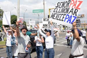 Plantón vecinos carpa la 66