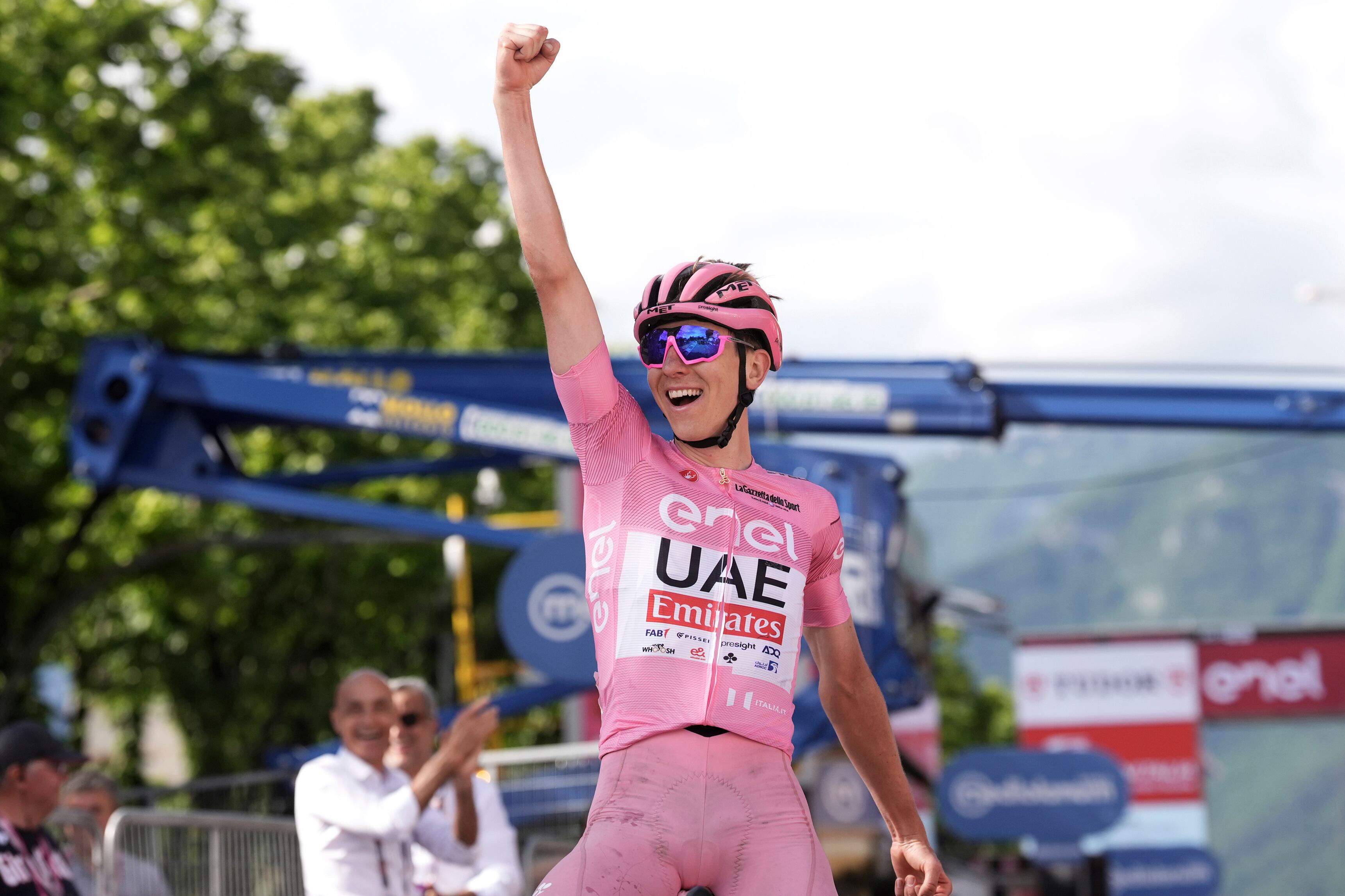 El esloveno Tadej Pogacar, vestido con la camiseta rosa del líder general de la carrera, celebra ganar la etapa número 20 de la carrera ciclista Giro d'Italia desde Alpago hasta Bassano del Grappa, Italia, el sábado 25 de mayo de 2024. (Massimo Paolone/LaPresse vía AP )