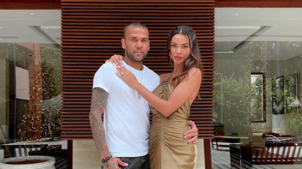 La esposa del futbolista optó por escribir una sola palabra, pero luego apareció con otro mensaje.