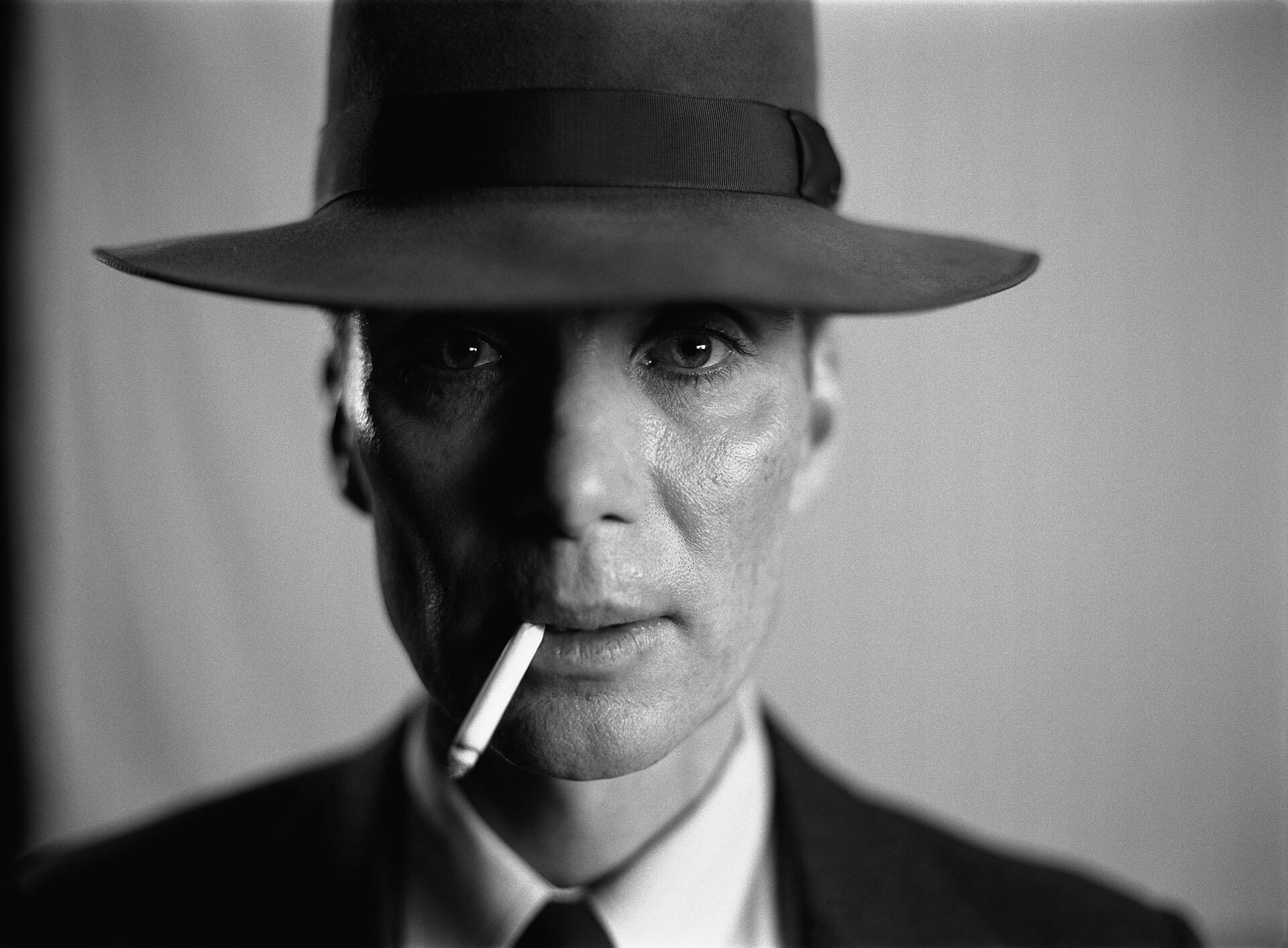 Cillian Murphy es J. Robert Oppenheimer en OPPENHEIMER, escrita y dirigida por Christopher Nolan. Este es un escaneo de un cuadro de cinta de 70mm B&N IMAX.