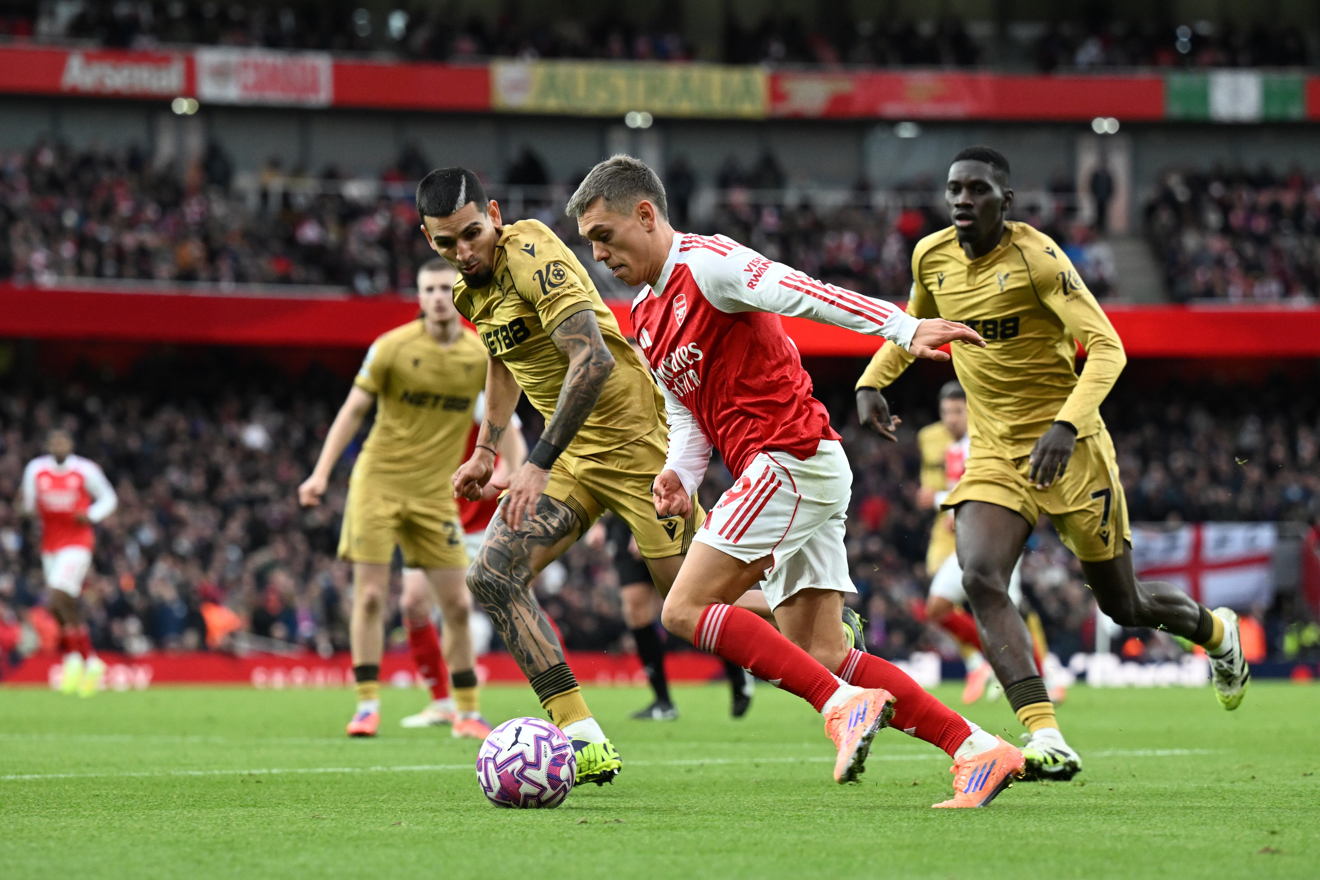 Daniel Muñoz, con Crystal Palace vs. Arsenal en Premier League