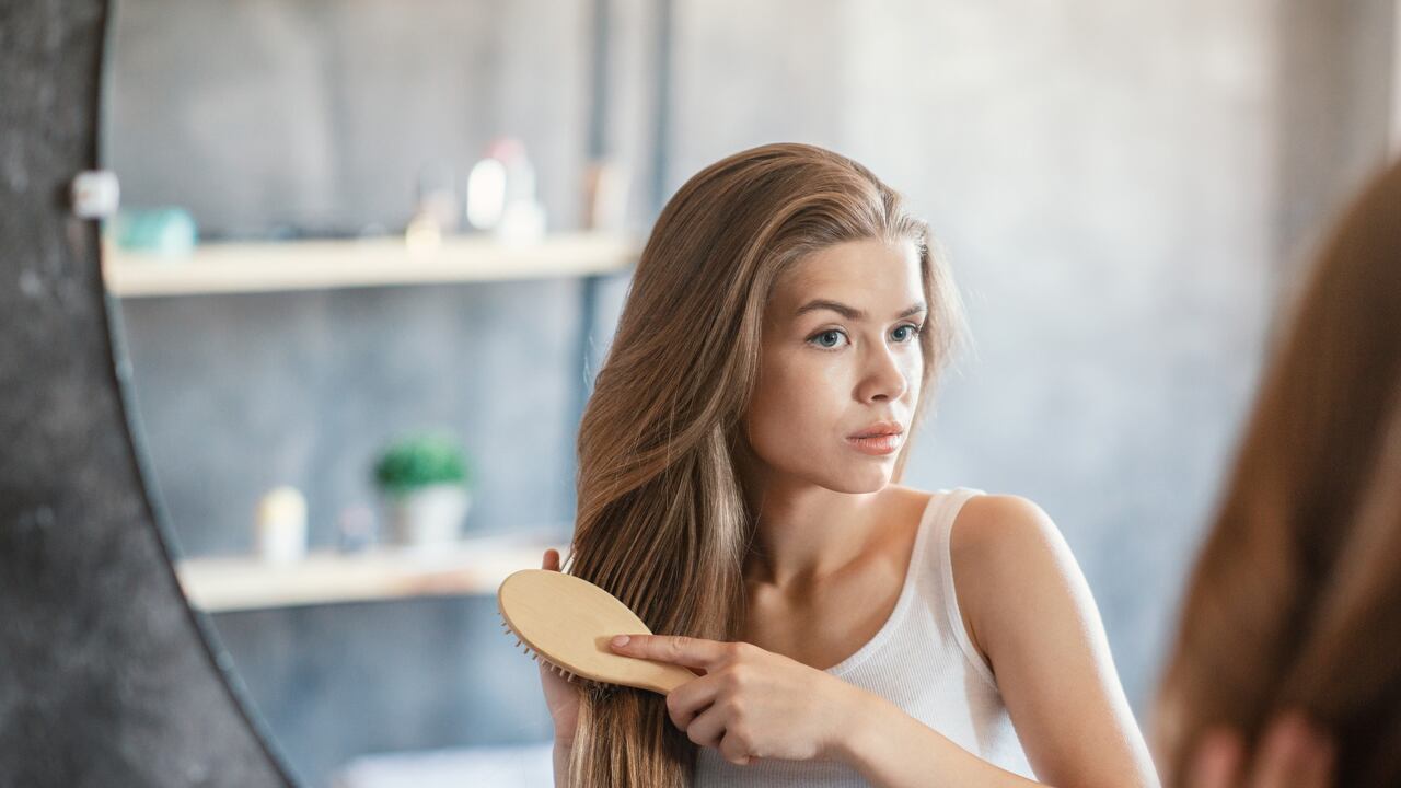 Esta vitamina también es una buena opción para el cabello. Utilizarla no solo le ayudará a nutrirlo y recuperar su brillo, además, estimulará su crecimiento y evitará su caída.